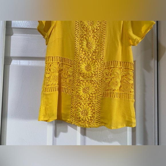 Skies Are Blue Yellow Lace Detail Women's Top Size Small - Picture 2 of 8
